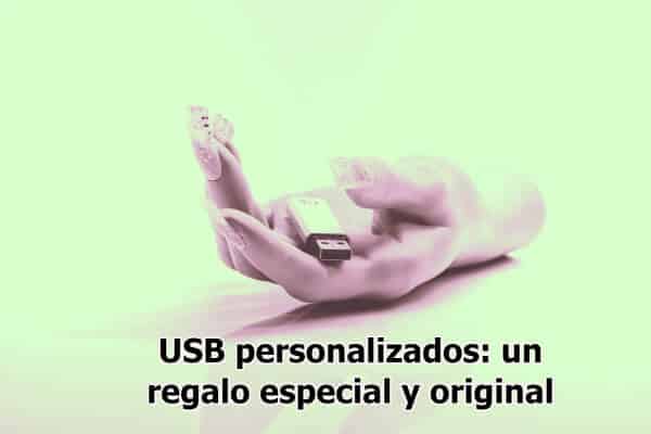 mano con un usb personalizado