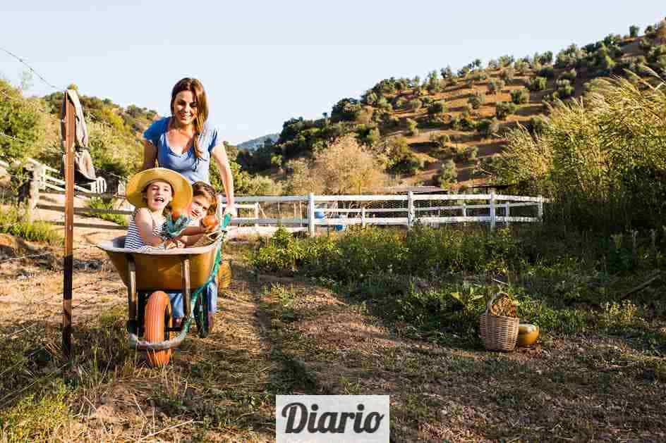 Madre e hijos en el campo