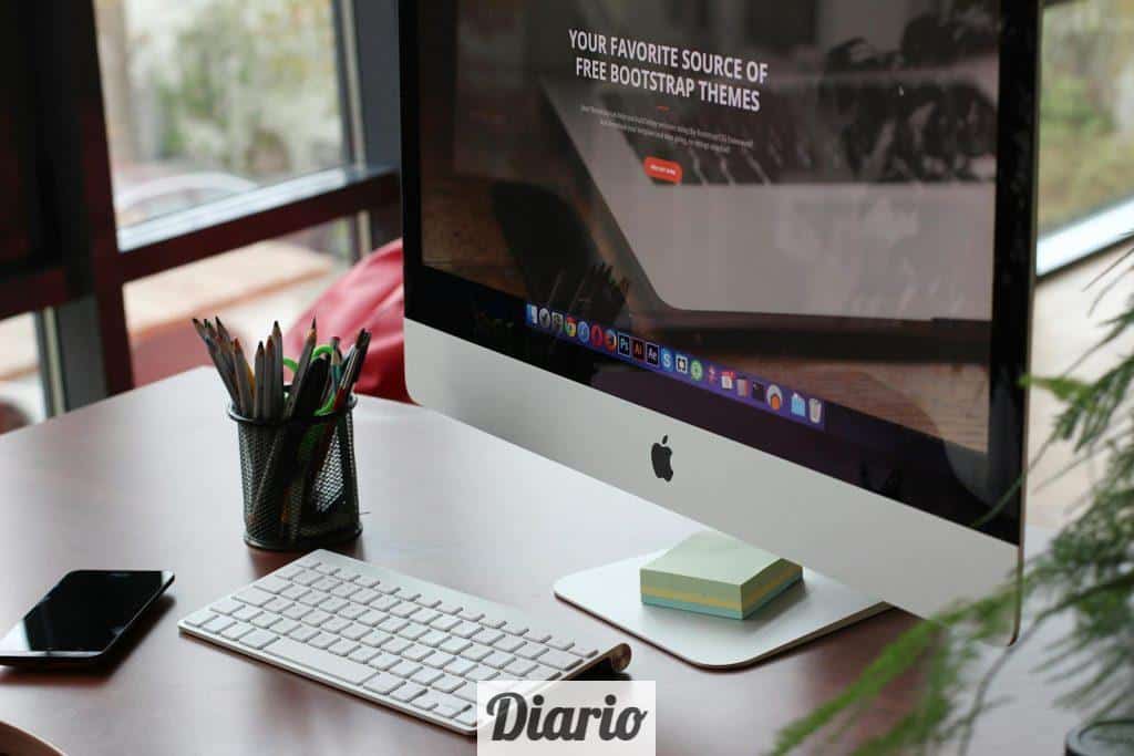 Silver Imac Turned on