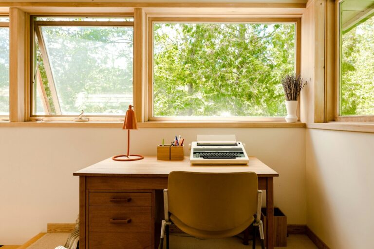 Escritorio junto a una ventana luminosa para escribir a la redacción