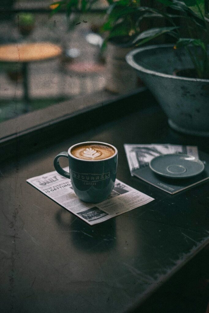 Taza de café sobre la mesa de una redacción